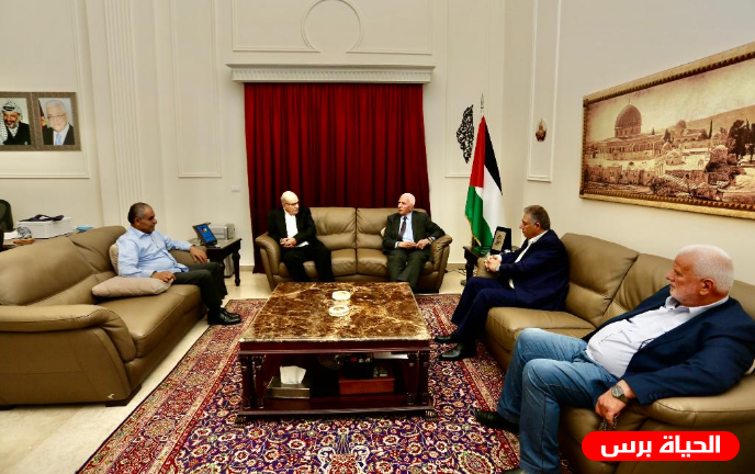 الأحمد يلتقي قيادات فلسطينية في لبنان لبحث قضايا اللاجئين